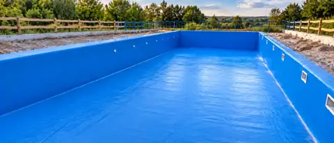 Piscina con rivestimento interno blu in PVC