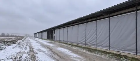 Tende protettive in PVC in un impianto industriale